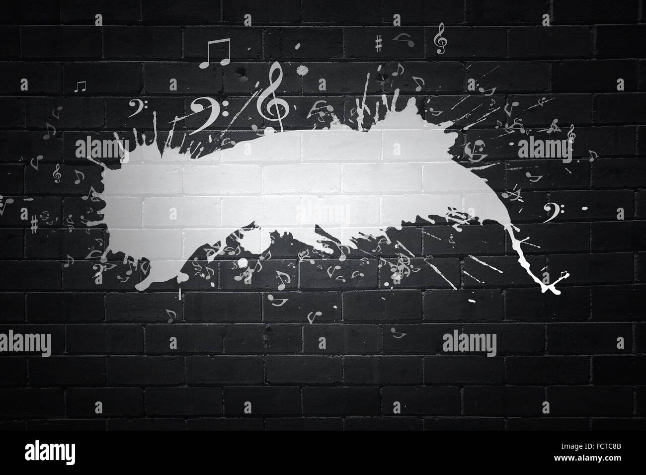 Musiknoten und Bleistift auf schwarzem Hintergrund Stockfoto