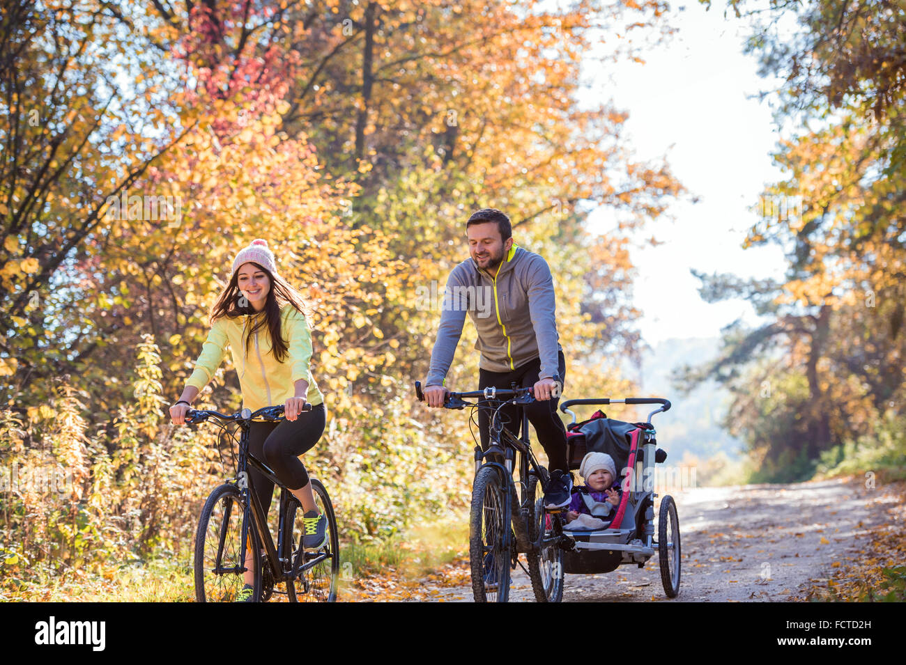 Junge Familie Radfahren Stockfoto