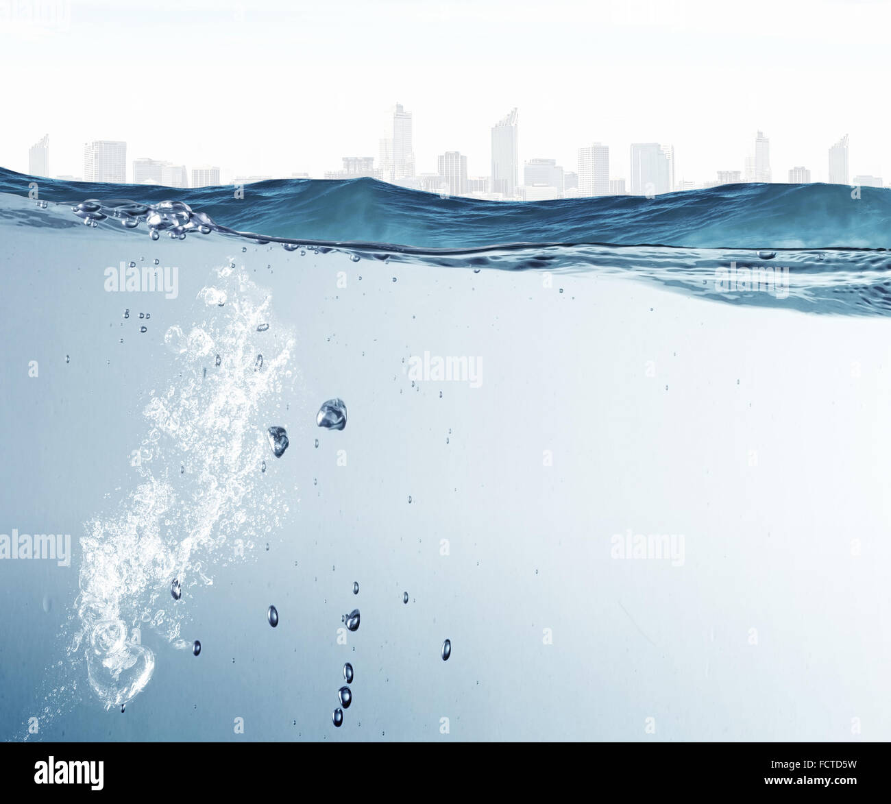 Unterwasserbilder von klarem Wasser und Stadtlandschaft Stockfoto