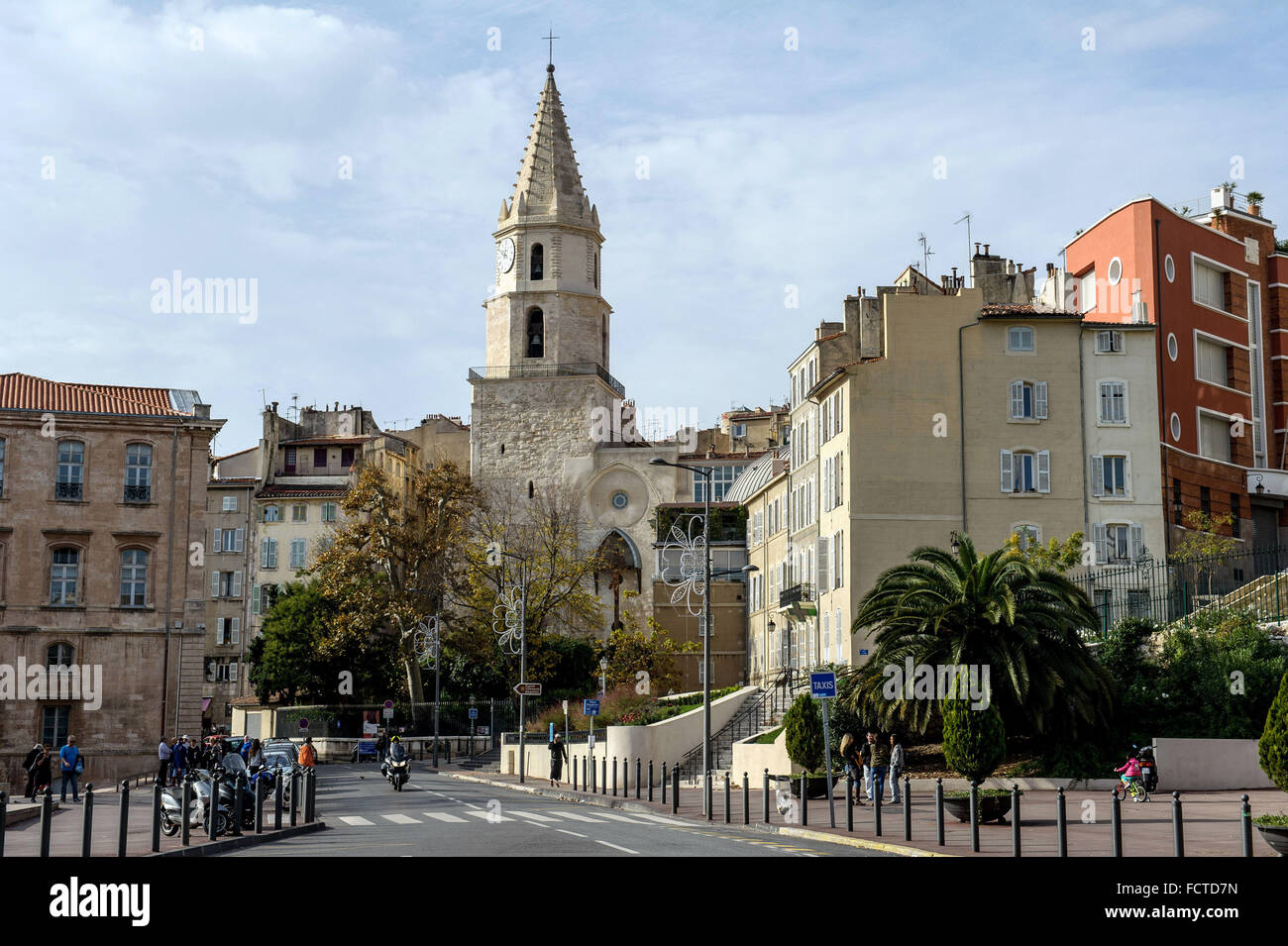 Marseille (Südost-Frankreich): Le Panier Bezirk mit der Straße 'Montée des Accoules' und Turm der Kirche von Stockfoto