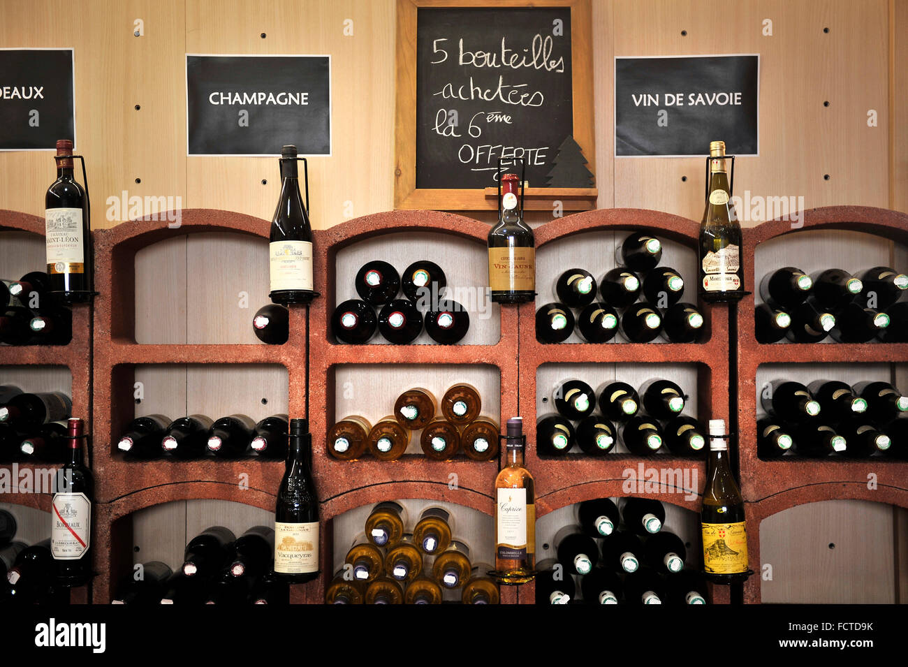 Flaschen französischen Wein in Regalen im Shop eines Weinhändlers. Stockfoto