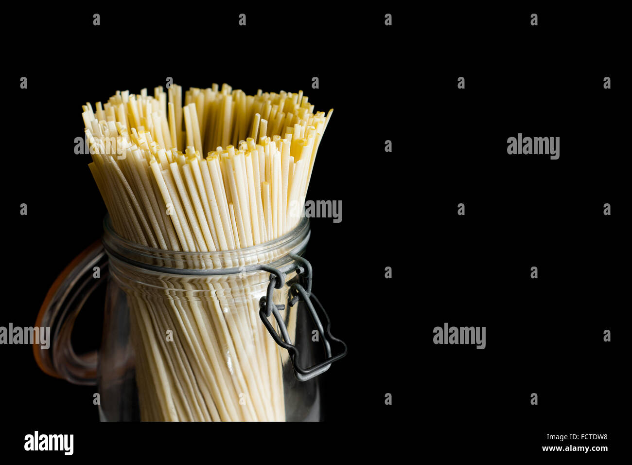 Nudeln, Pasta, Pasta - italienische Küche, roh in ein Glas abfüllen Stockfoto