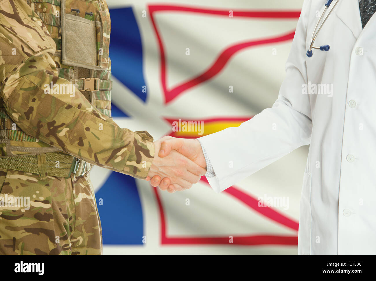 Soldaten in Uniform und Arzt Händeschütteln mit kanadischen Provinzen und Territorien Fahnen auf Hintergrund - Neufundland und Labr Stockfoto