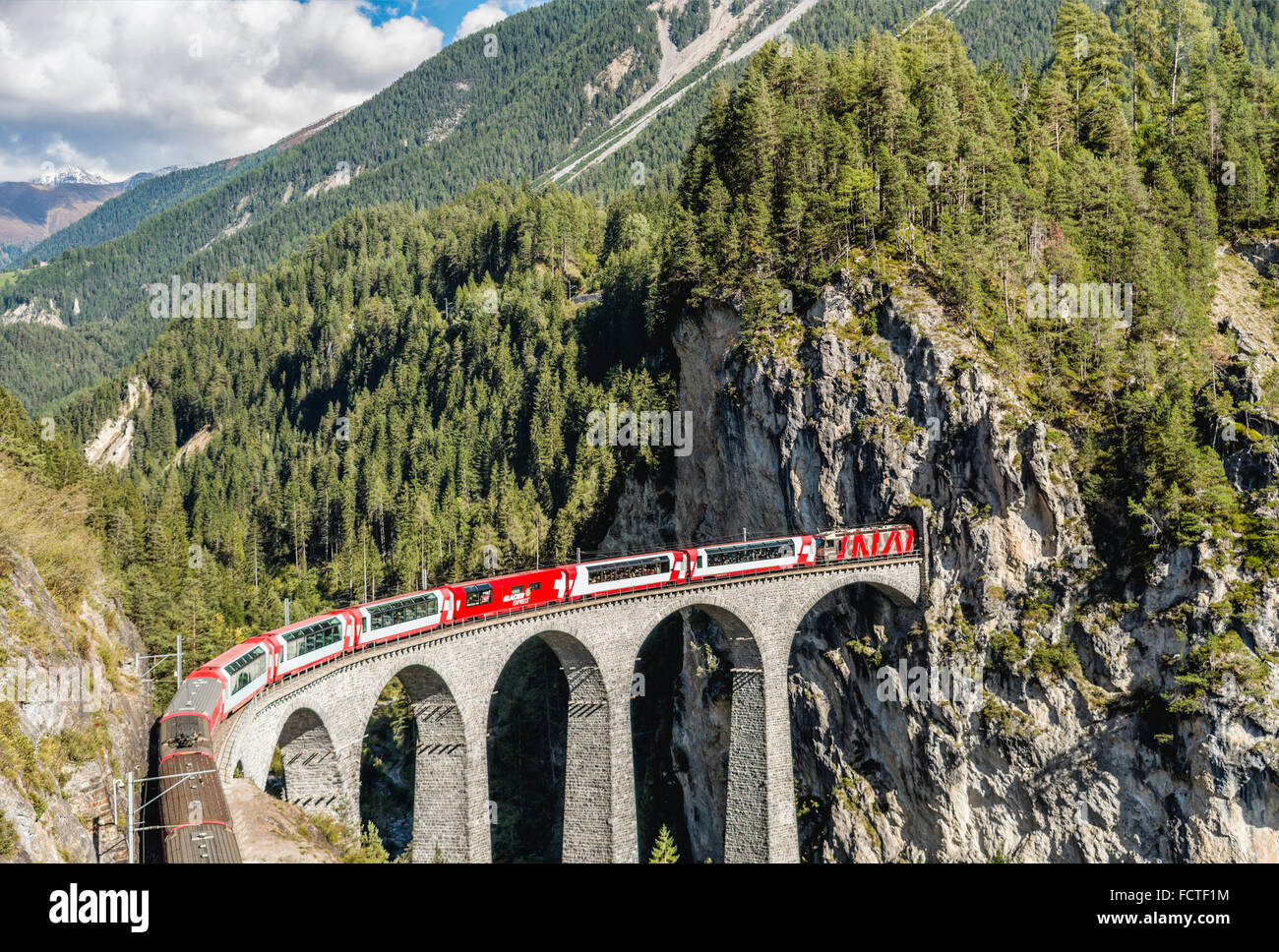Glacier Express am Landwasserviadukt in den Schweizer Alpen, Schweiz Stockfoto