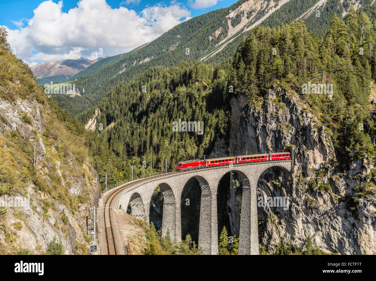 Glacier Express am Landwasserviadukt in den Schweizer Alpen, Schweiz Stockfoto