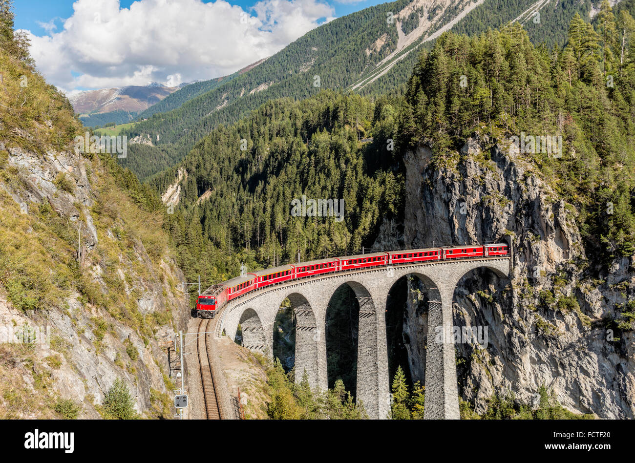Glacier Express am Landwasserviadukt in den Schweizer Alpen, Schweiz Stockfoto