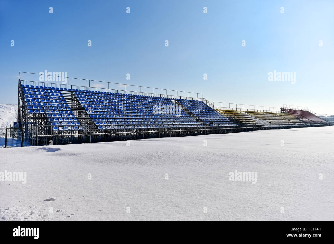 Leeren Tribünen und ein Fußballstadion mit Schnee bedeckt nach starkem Schneefall Stockfoto