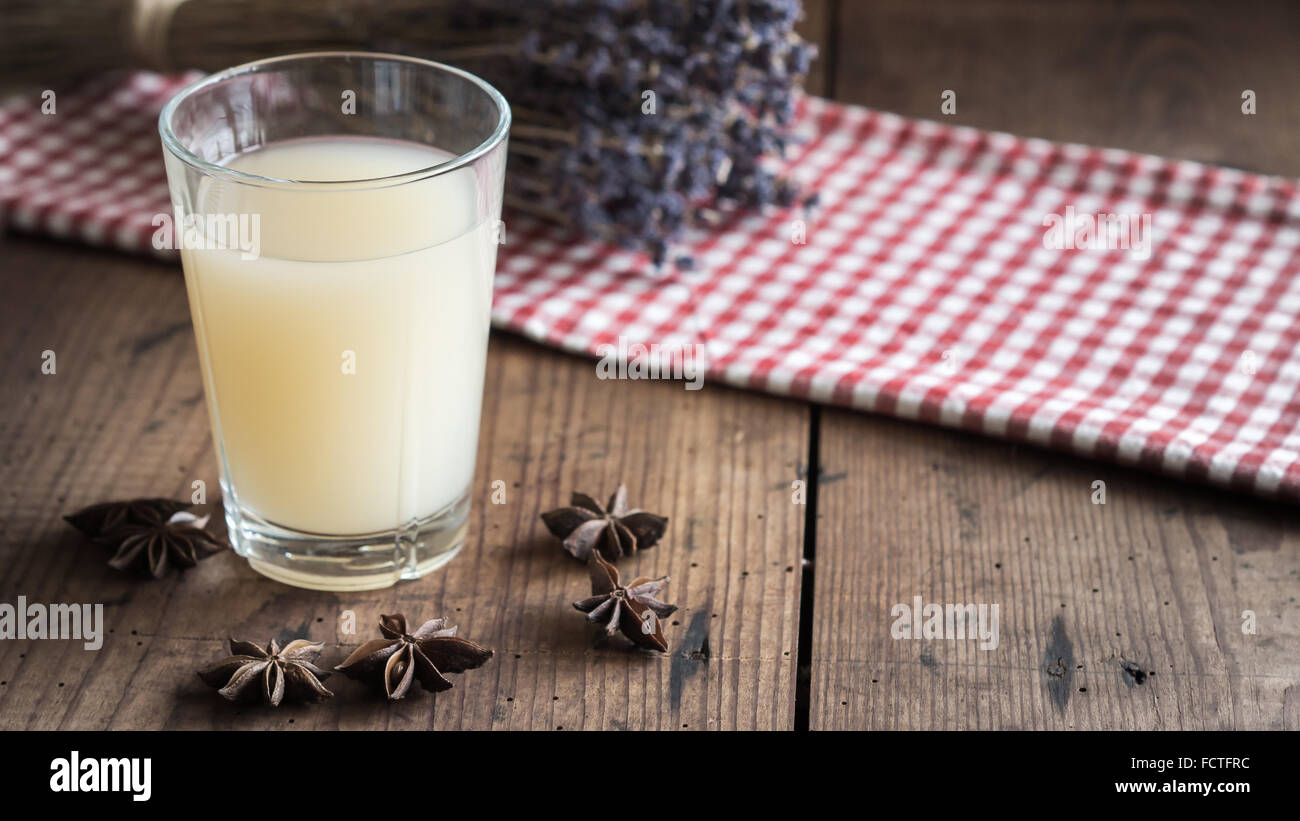 Glas mit französischen Pastis auf Holztisch Stockfoto