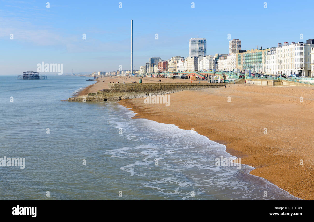 Brighton direkt am Meer an einem sonnigen Wintertag in Brighton, East Sussex, England, UK. Brighton Küste. Brighton Küste. Brighton im Winter. Stockfoto