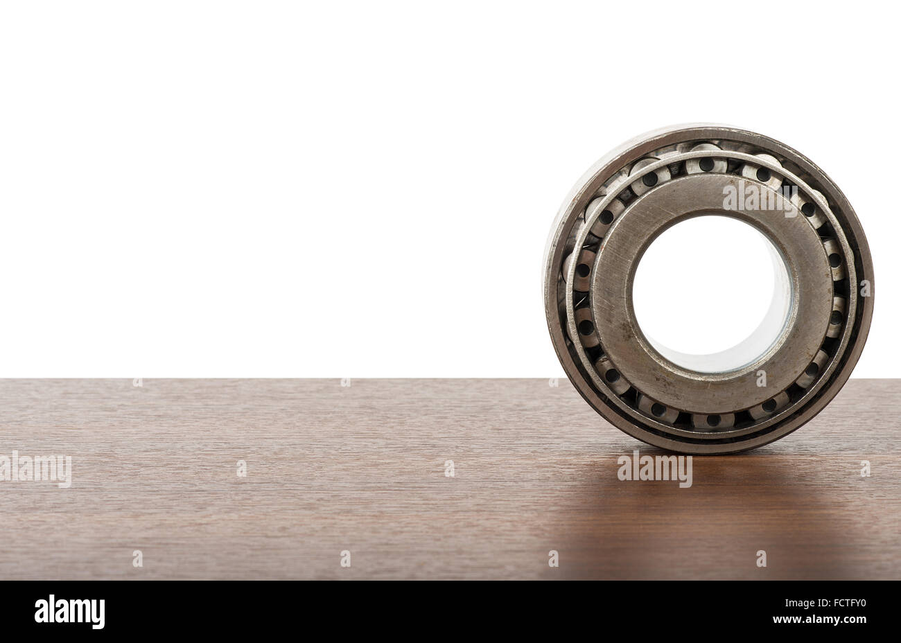 Rollenlager auf Tisch Stockfoto