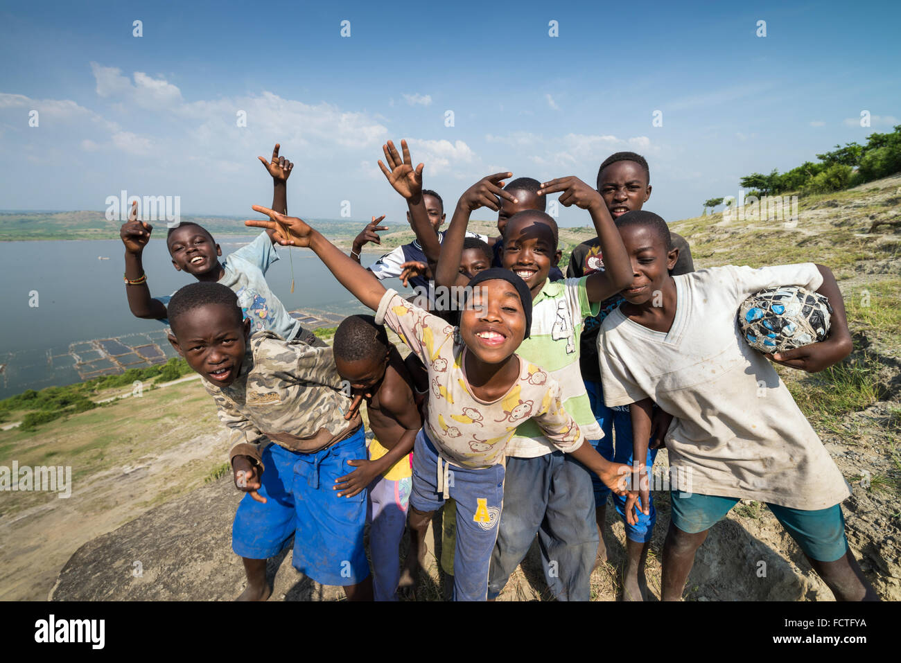 Glückliche Kinder und Katwe Crater Lake, Queen Elizabeth National Park, Uganda, Afrika Stockfoto