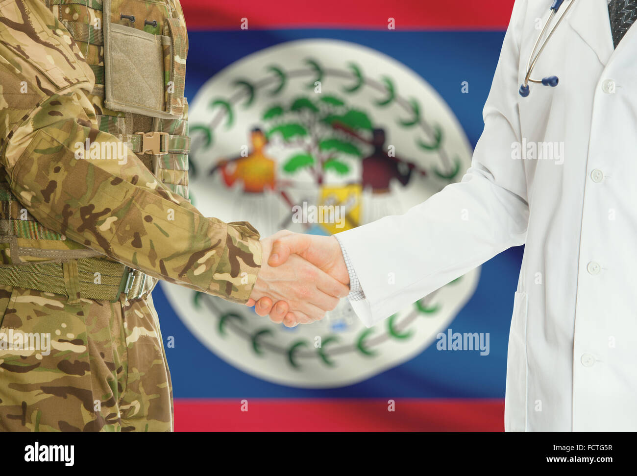 Soldaten in Uniform und Arzt Händeschütteln mit Nationalflagge auf Hintergrund - Belize Stockfoto