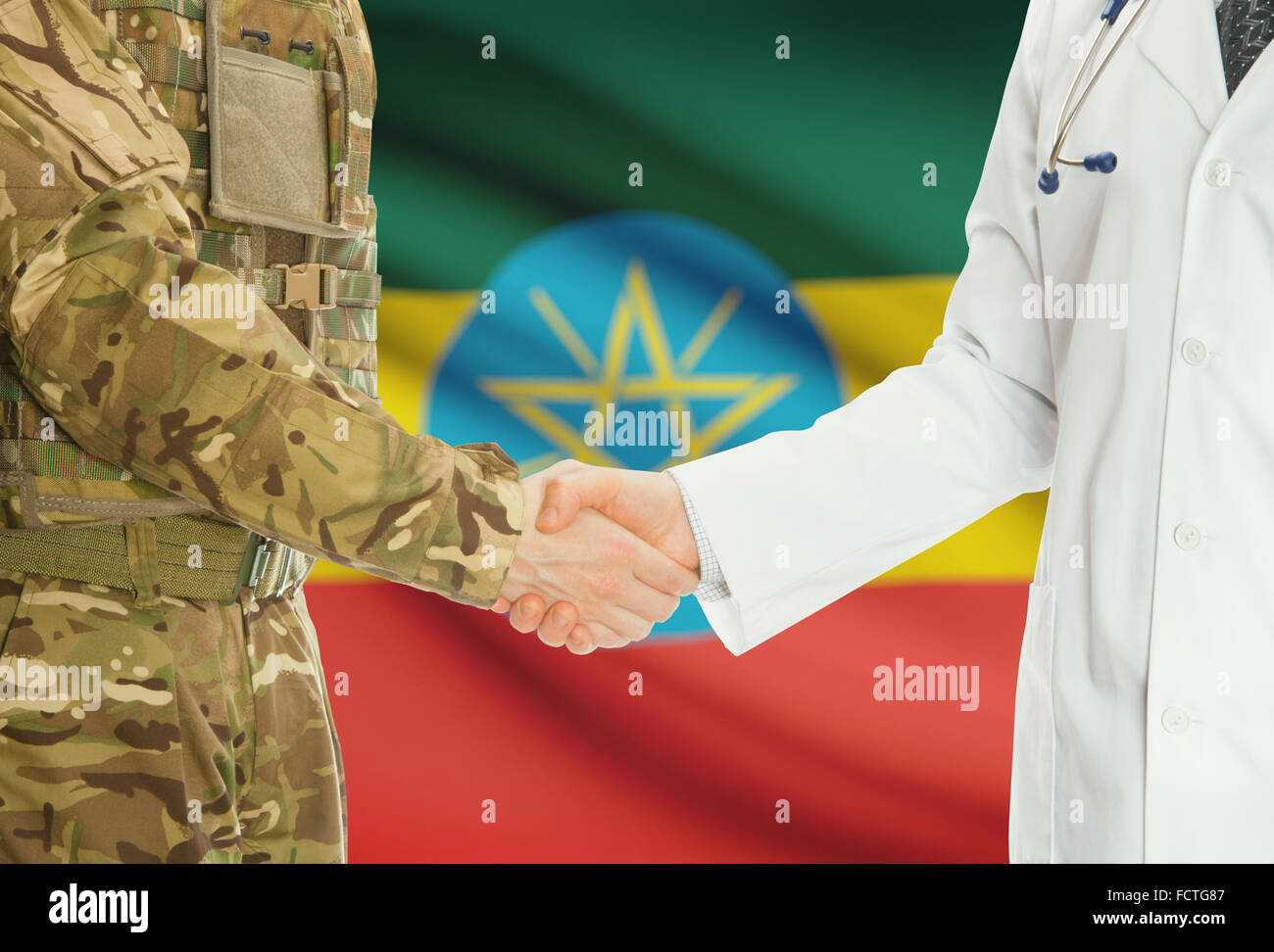 Soldaten in Uniform und Arzt Händeschütteln mit Nationalflagge auf Hintergrund - Äthiopien Stockfoto