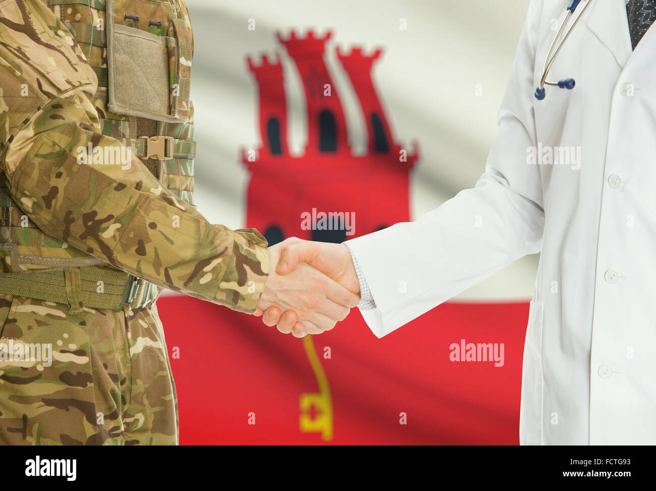Soldaten in Uniform und Arzt Händeschütteln mit Nationalflagge auf Hintergrund - Gibraltar Stockfoto
