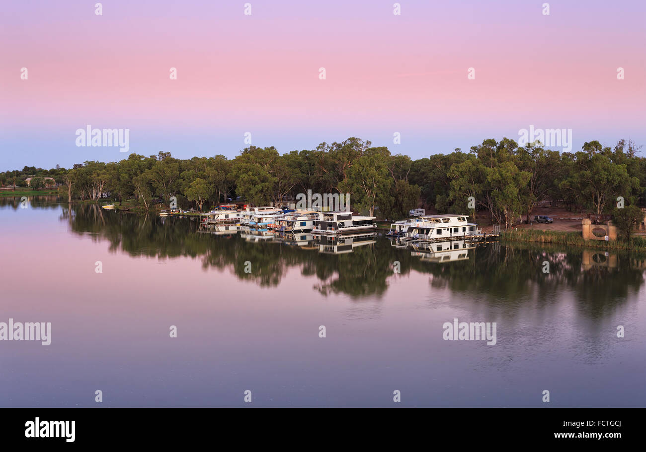 Wohn-Haus Flussschiffen angedockt am Murray River an VIC NSW Grenze in Australien während Sonnenaufgang Stunde verankert Stockfoto