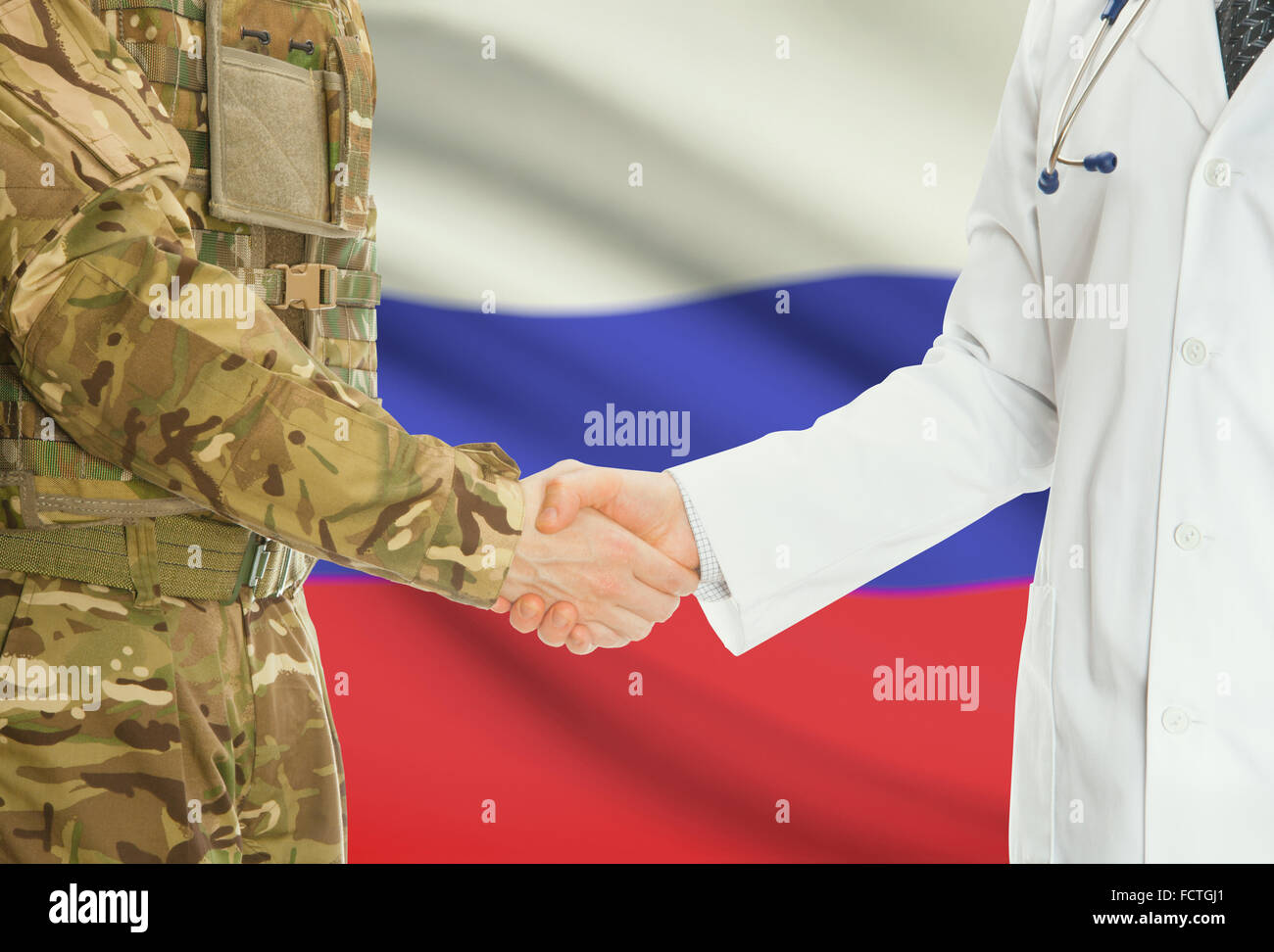 Soldaten in Uniform und Arzt Händeschütteln mit Nationalflagge auf Hintergrund - Russland Stockfoto