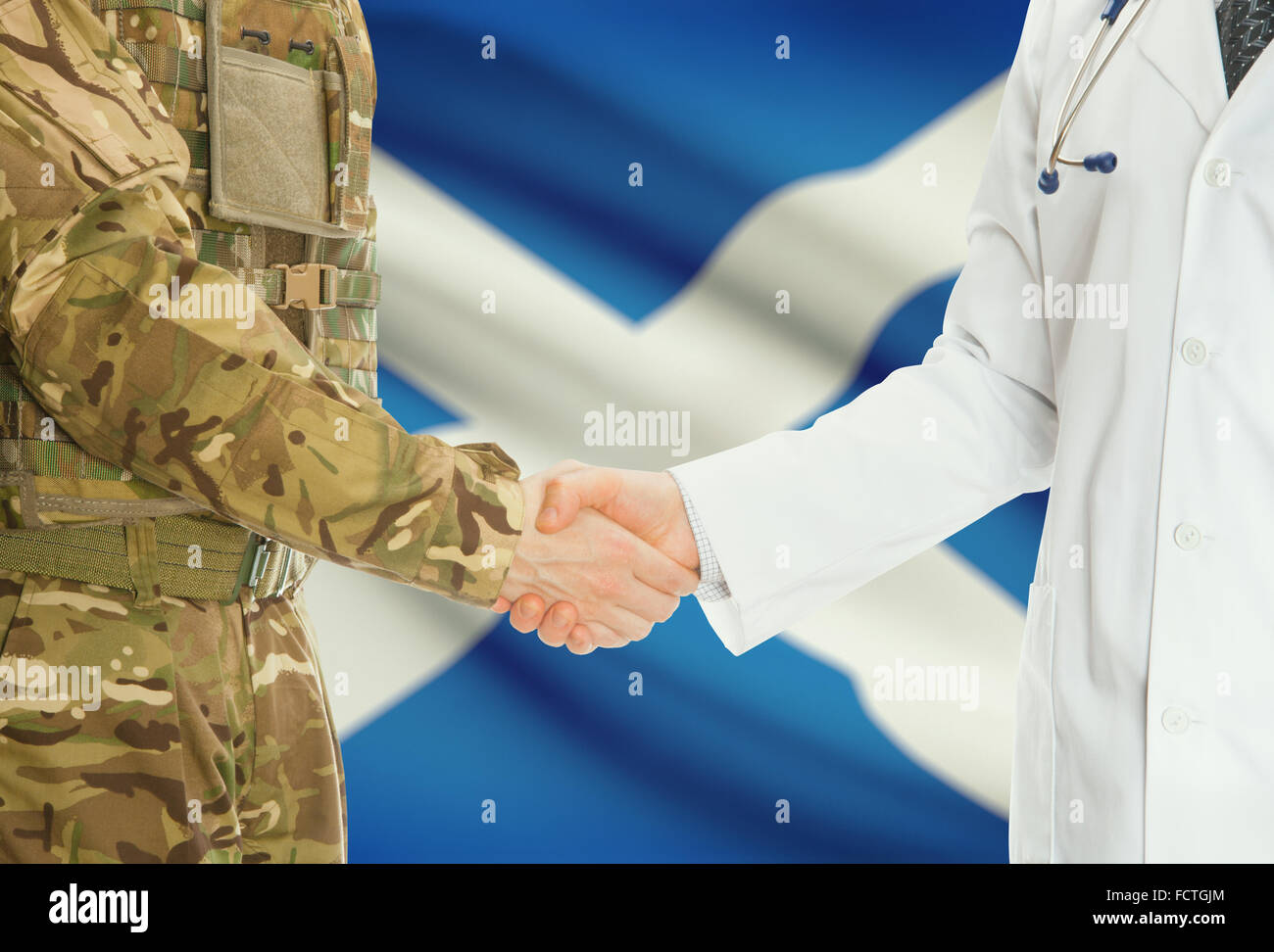 Soldaten in Uniform und Arzt Händeschütteln mit Nationalflagge auf Hintergrund - Schottland Stockfoto
