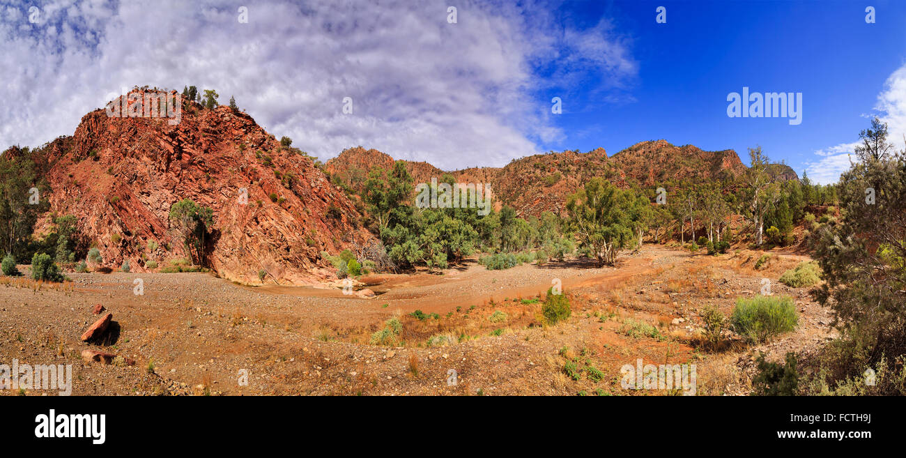 alten Kalkstein Bildung auf der Unterseite der Brachina Gorge Creek Road um Flinders Ranges Nationalpark in South Australia Stockfoto