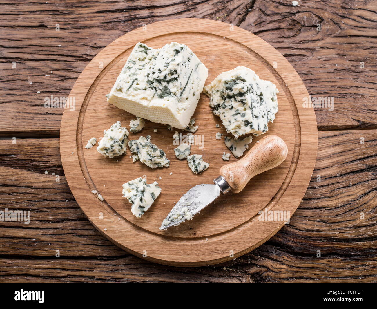 Dänischer Blauschimmelkäse auf einem Holzbrett. Stockfoto