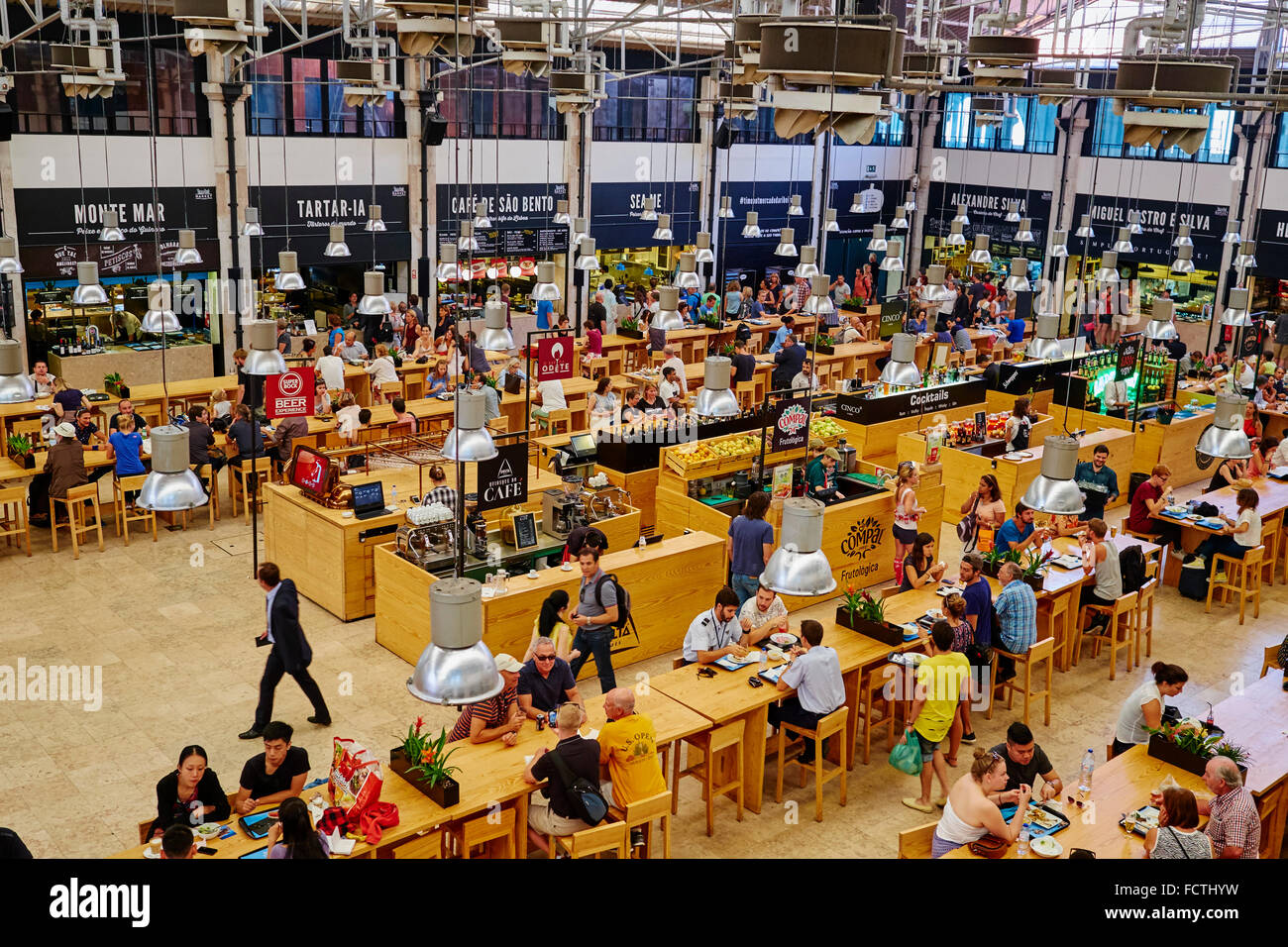 Portugal-Lissabon-Food-Court Time Out Mercado da Ribeira Stockfoto