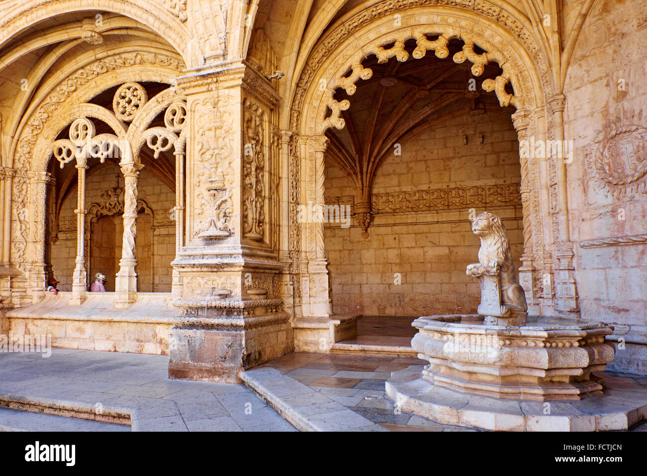 Portugal, Lissabon, Mosteiro Dos Jeronimos, Hieronymus-Kloster, UNESCO Welterbe, die Löwen Fontain im Kreuzgang Stockfoto