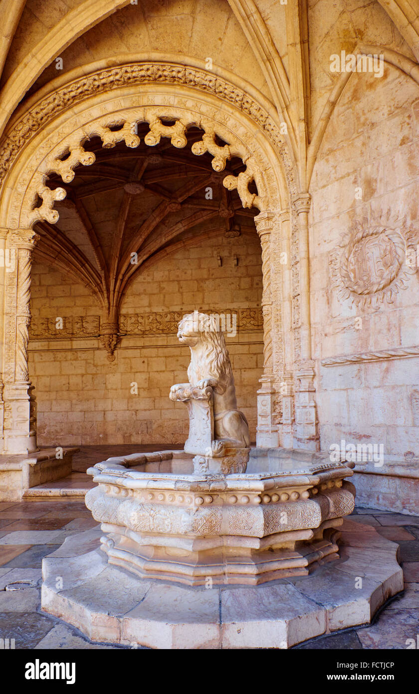 Portugal, Lissabon, Mosteiro Dos Jeronimos, Hieronymus-Kloster, UNESCO Welterbe, die Löwen Fontain im Kreuzgang Stockfoto