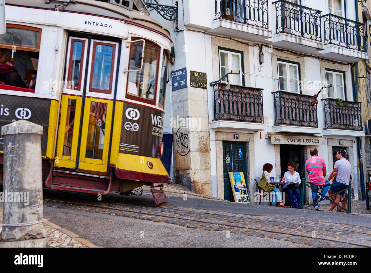 Portugal, Lissabon, tram 28 in Baixa pombalin Stockfoto