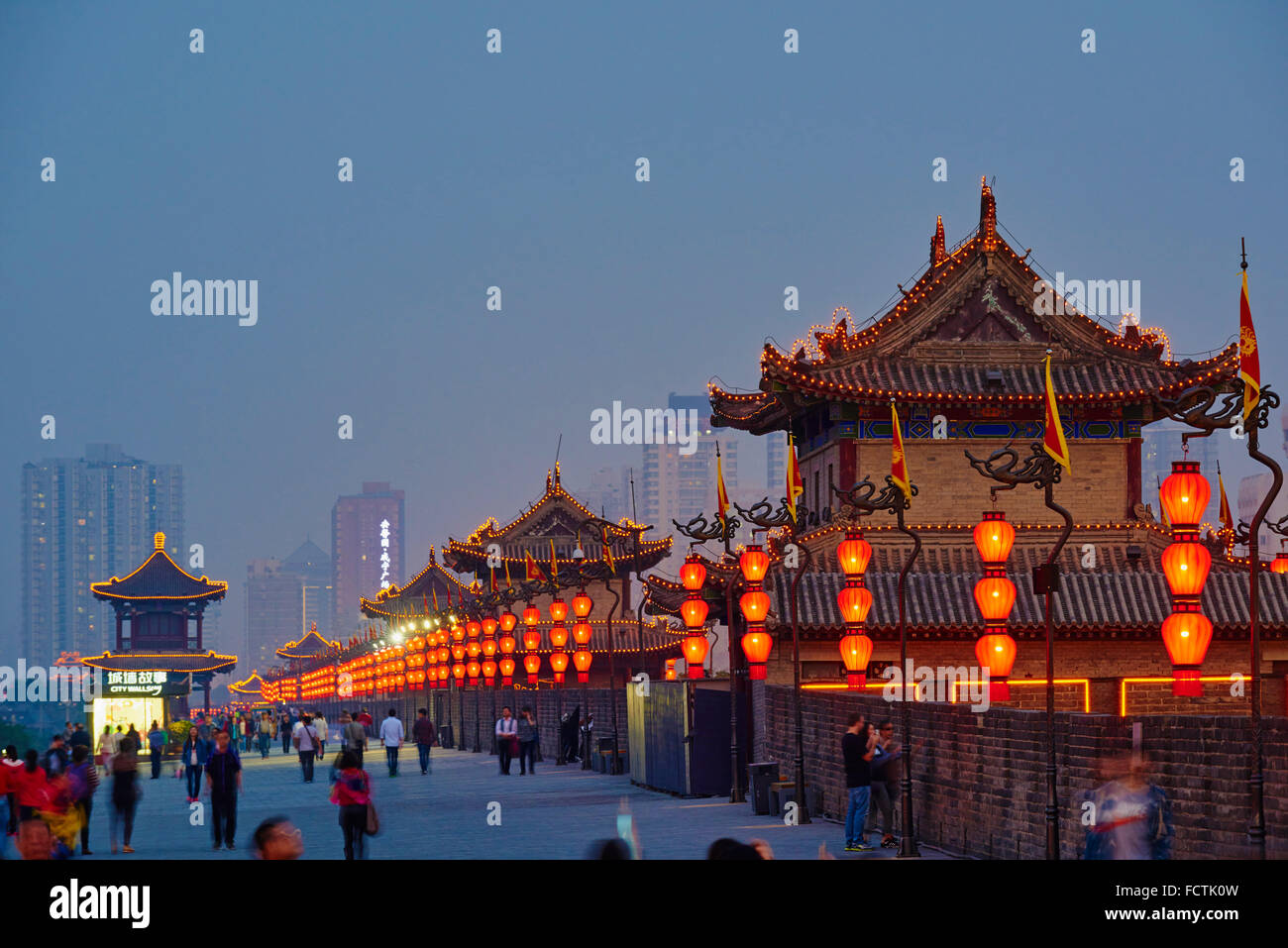 China, Provinz Shaanxi, Xian, Stadtturm Wand und beobachten Stockfoto