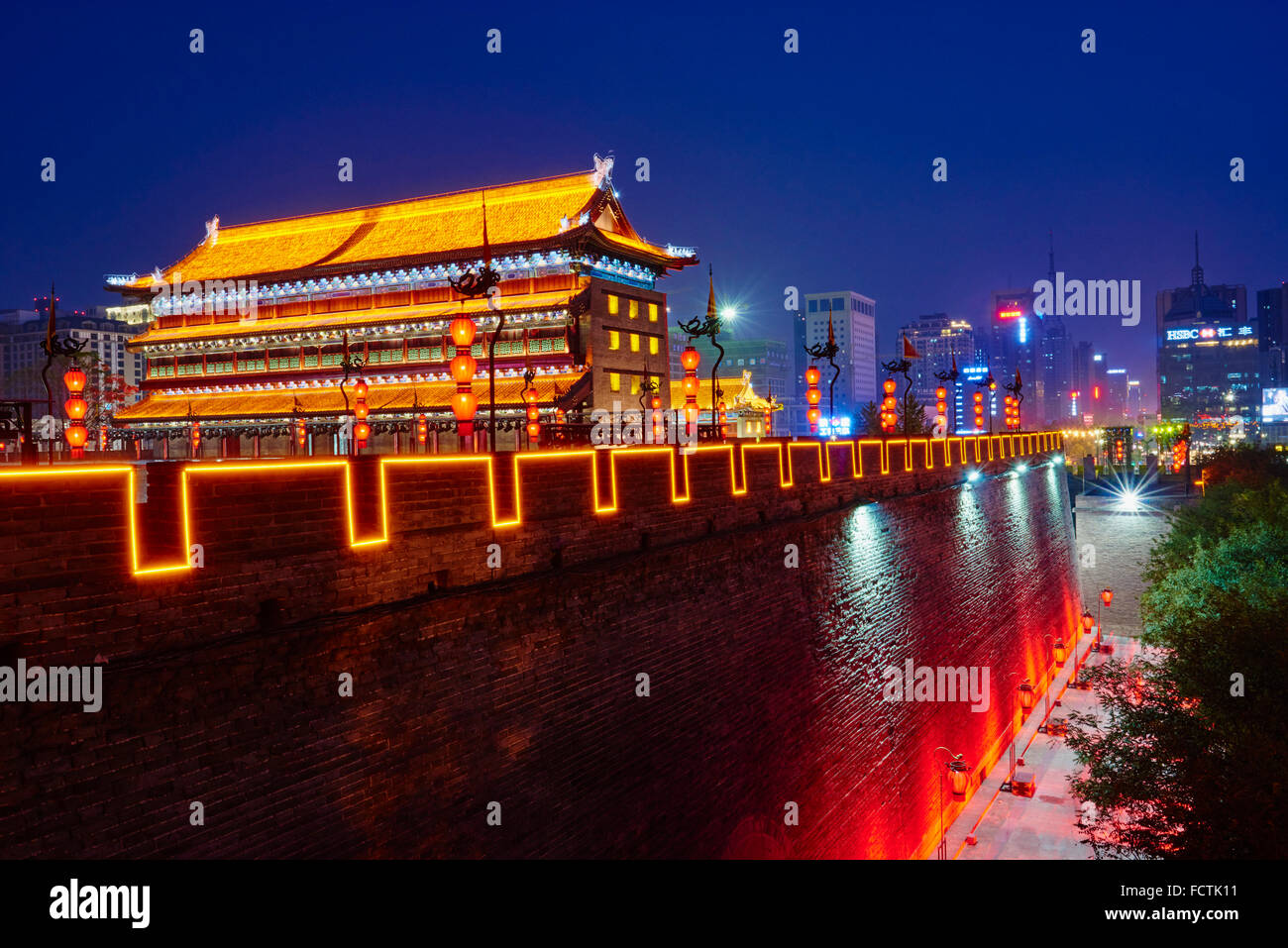 China, Provinz Shaanxi, Xian, Stadtturm Wand und beobachten Stockfoto
