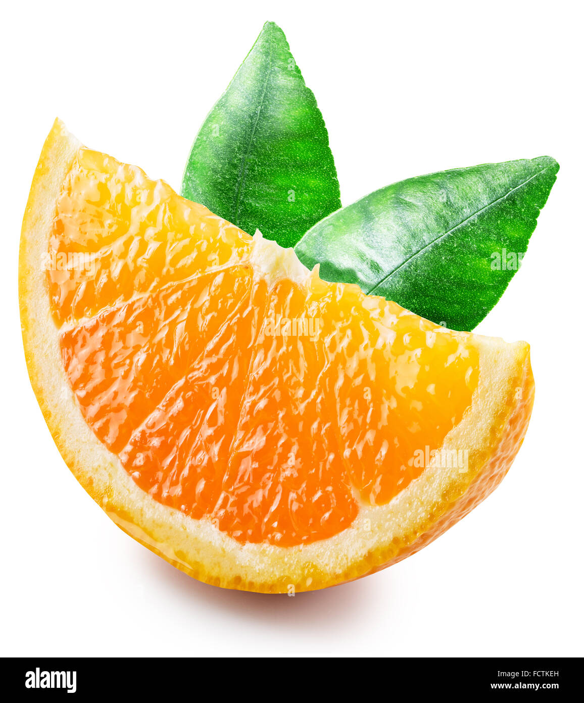 Segment der orange Frucht mit verlässt. Datei enthält Beschneidungspfade. Stockfoto