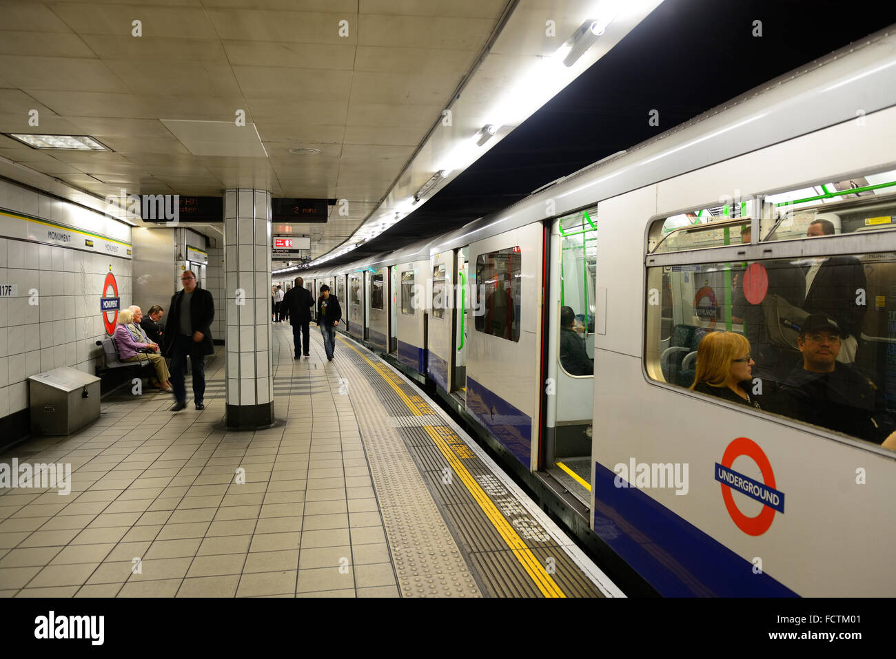 LONDON, UK - 27. September: London Underground Station innen am 27. September 2013 in London, Vereinigtes Königreich. Das System dient 270 Stationen, 402 Kilometer Strecke mit Geschichte von 150 Jahren Stockfoto