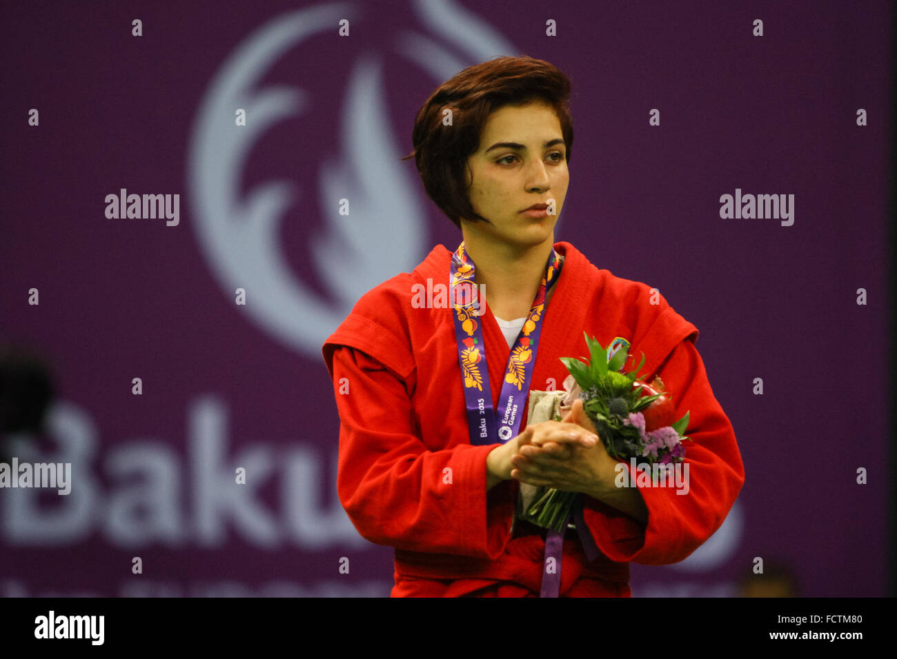 Nazakat Khalilova (AZE) ist ihr Silber Medaille überreicht. Siegerehrung Frauen 52kg. Sambo. Heydar Aliyev Arena. Baku2015. 1. Europäische Spiele. Baku. Aserbaidschan. 22.06.2015 Stockfoto