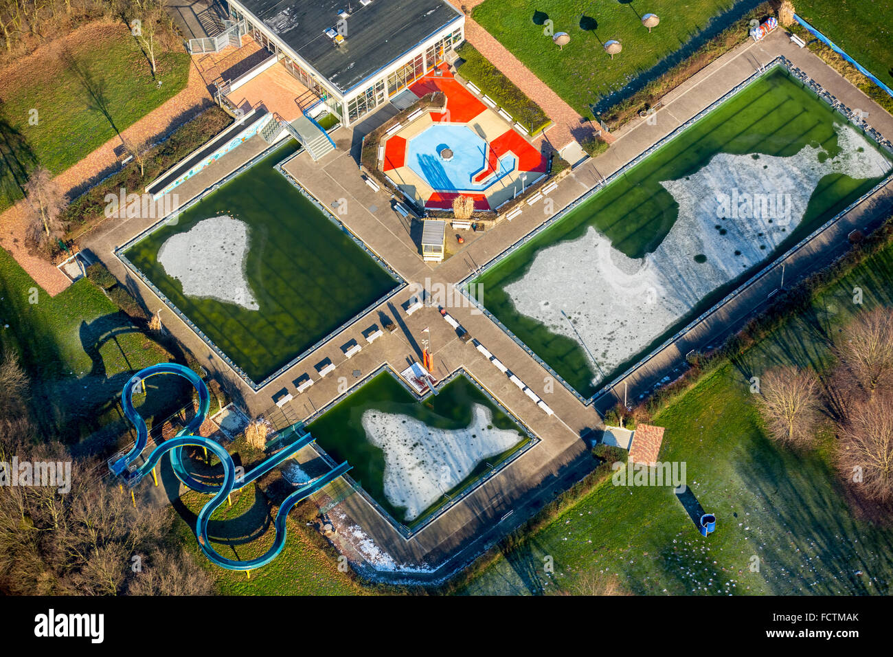 Luftaufnahme, Schwimmbäder im Winter, Schwimmen in Bergen mit grünem Wasser und Eis im Pool, Hamm, Stockfoto