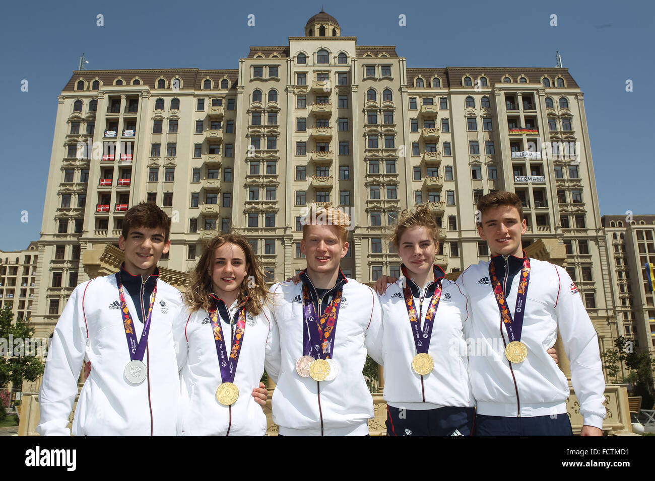 (L-R) Great Britain Tauchen Medaillengewinner Ross Haslam, Lois Toulson, James Heatly, Katherin Torrance und Matthew Lee posieren mit ihren Medaillen. Athleten Dorf der Hauptplatz. Baku2015. 1. Europäische Spiele. Baku. Aserbaidschan. 22.06.2015 Stockfoto