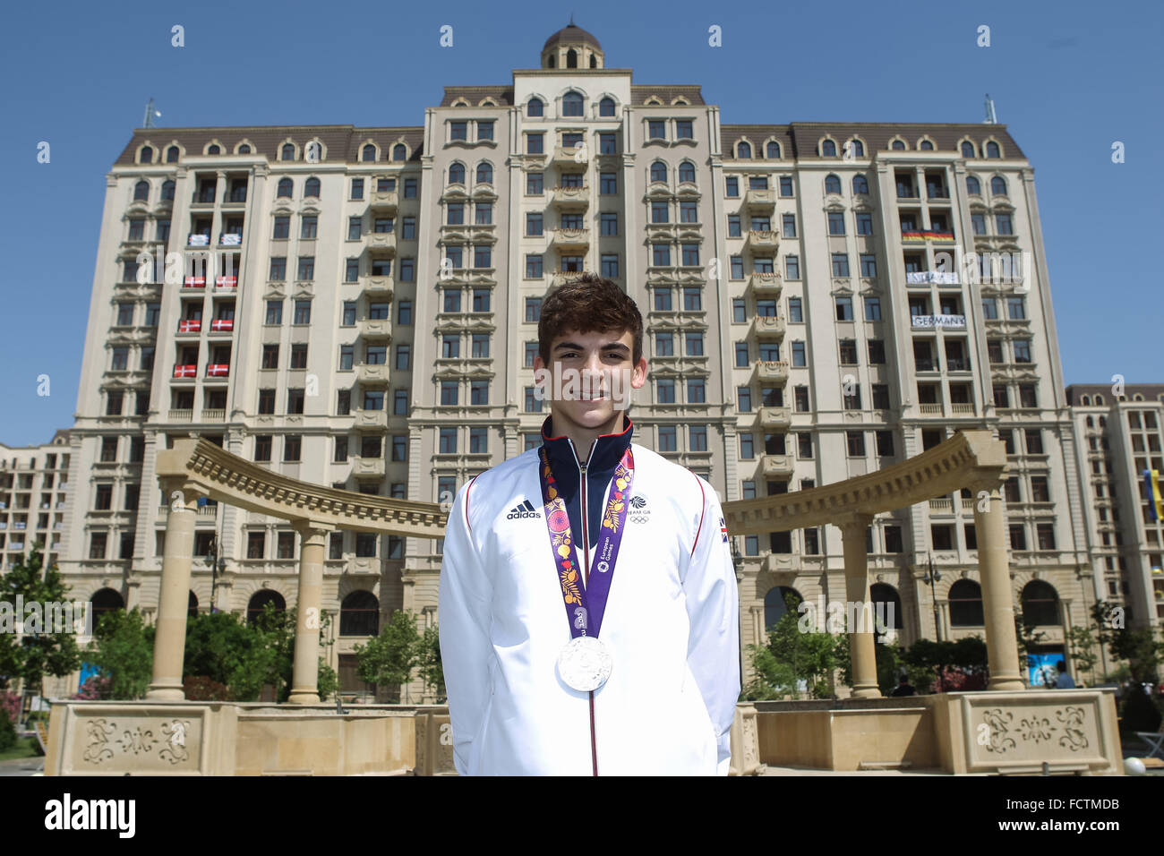 Ross Haslam (GBR) stellt mit seiner Medaille. Athleten Dorf der Hauptplatz. Baku2015. 1. Europäische Spiele. Baku. Aserbaidschan. 22.06.2015 Stockfoto