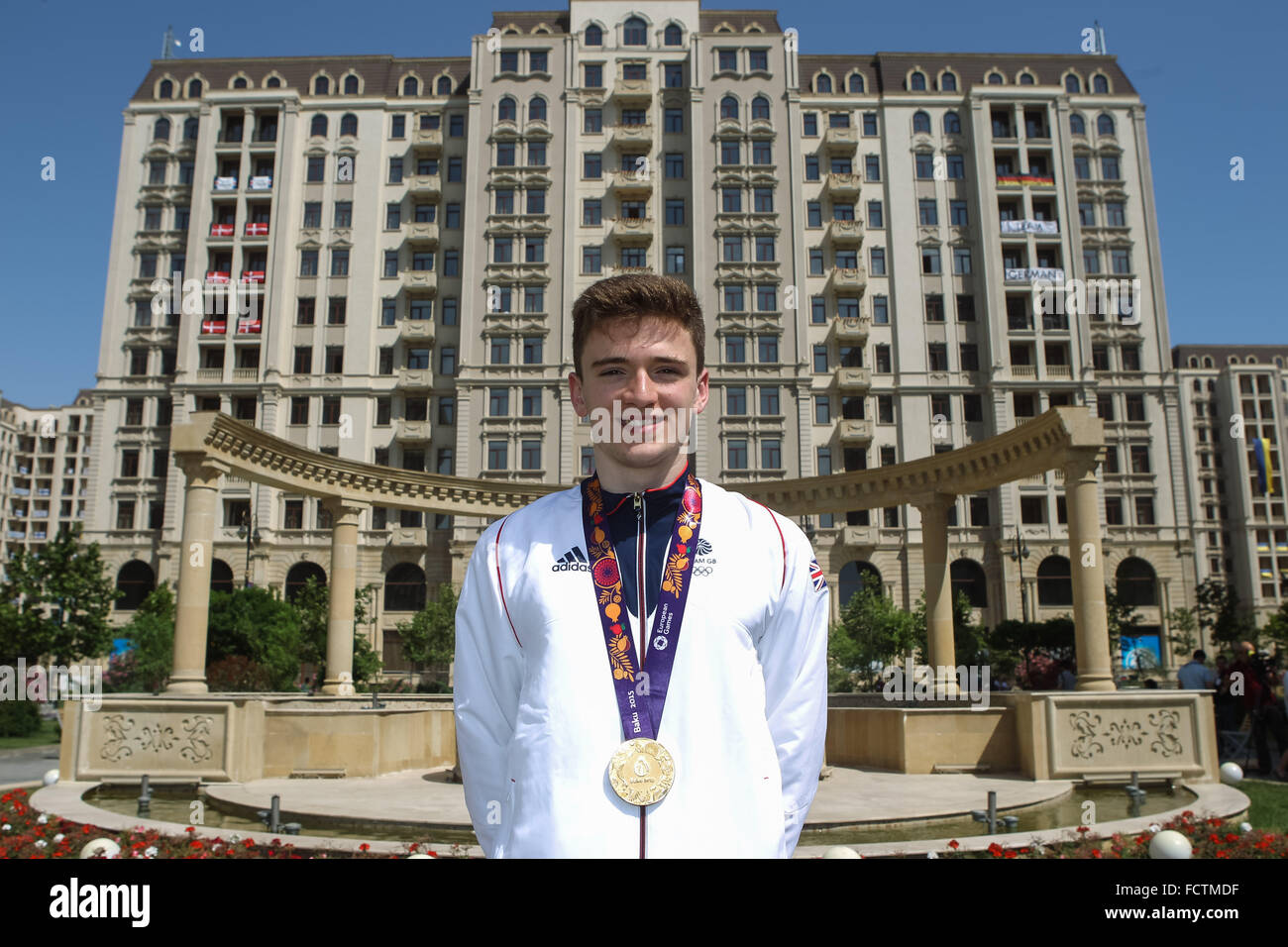 Matthew Lee (GBR) stellt mit seiner Medaille. Athleten Dorf der Hauptplatz. Baku2015. 1. Europäische Spiele. Baku. Aserbaidschan. 22.06.2015 Stockfoto