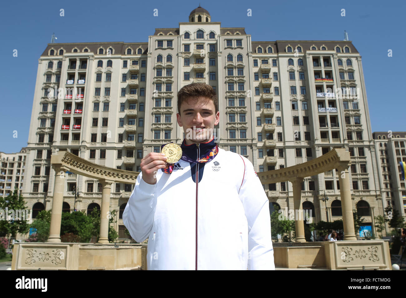 Matthew Lee (GBR) stellt mit seiner Medaille. Athleten Dorf der Hauptplatz. Baku2015. 1. Europäische Spiele. Baku. Aserbaidschan. 22.06.2015 Stockfoto