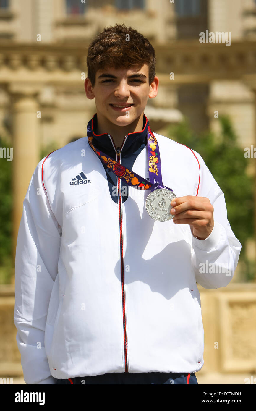 Ross Haslam (GBR) stellt mit seiner Medaille. Athleten Dorf der Hauptplatz. Baku2015. 1. Europäische Spiele. Baku. Aserbaidschan. 22.06.2015 Stockfoto