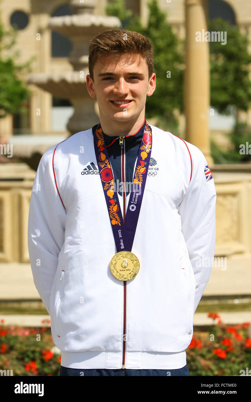 Matthew Lee (GBR) stellt mit seiner Medaille. Athleten Dorf der Hauptplatz. Baku2015. 1. Europäische Spiele. Baku. Aserbaidschan. 22.06.2015 Stockfoto