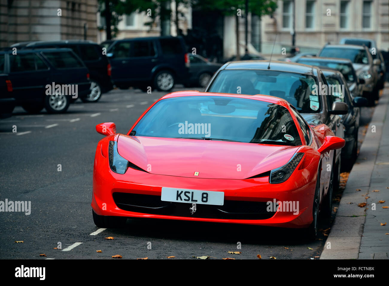 LONDON, UK - 27. September: Roten Porsche und London Street View am 27. September 2013 in London, Vereinigtes Königreich. London ist das weltweit am meisten besuchten Stockfoto