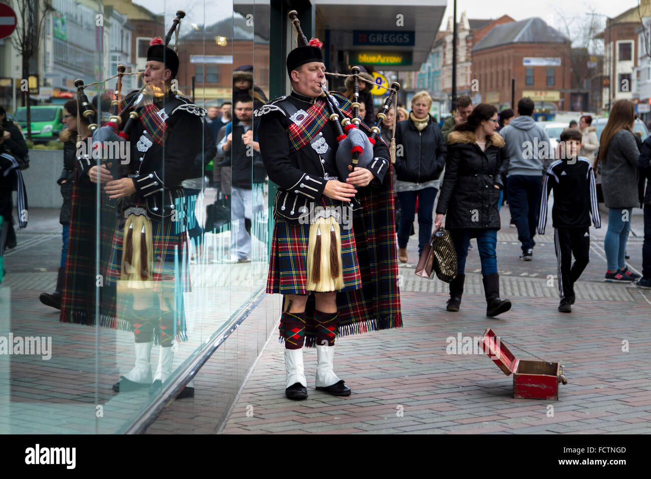 Schottische Piper als Straßenmusikant auf Abington Straße Northampton. Stockfoto