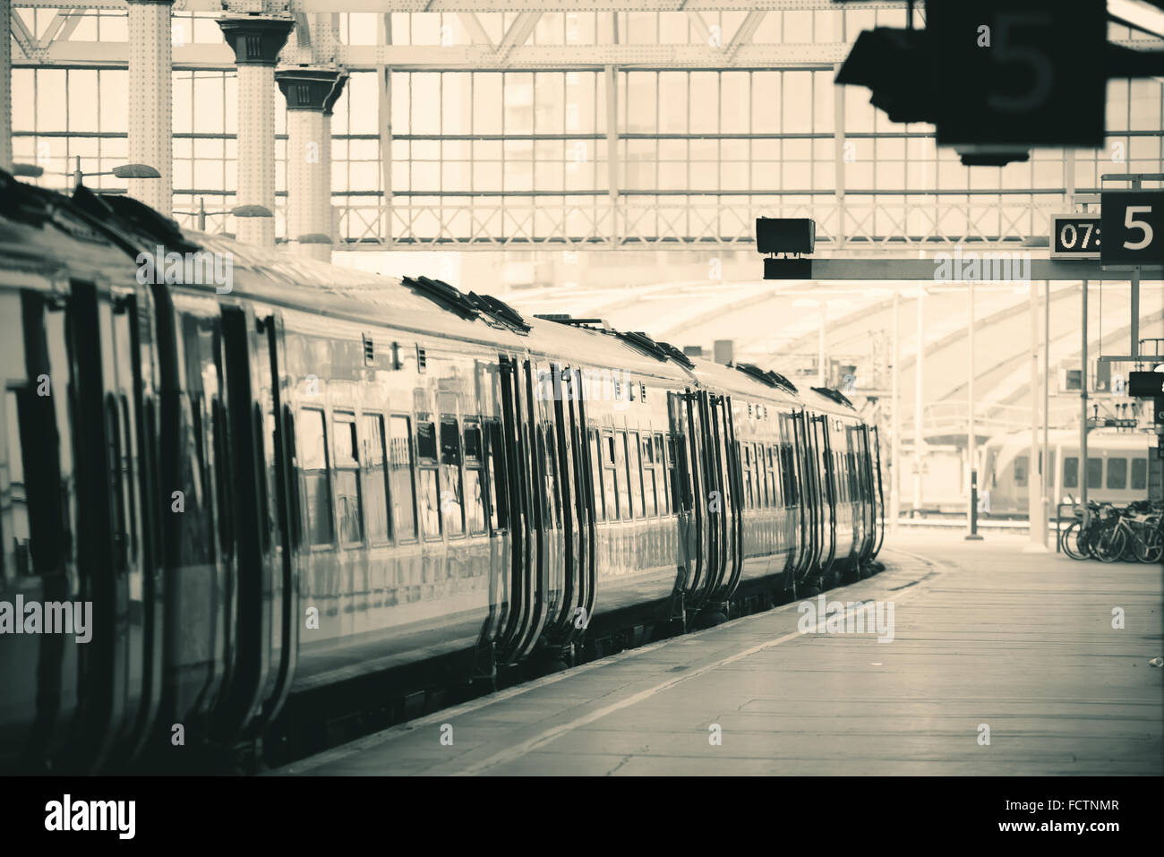 Trainieren Sie auf Plattform in der Station in London Stockfoto