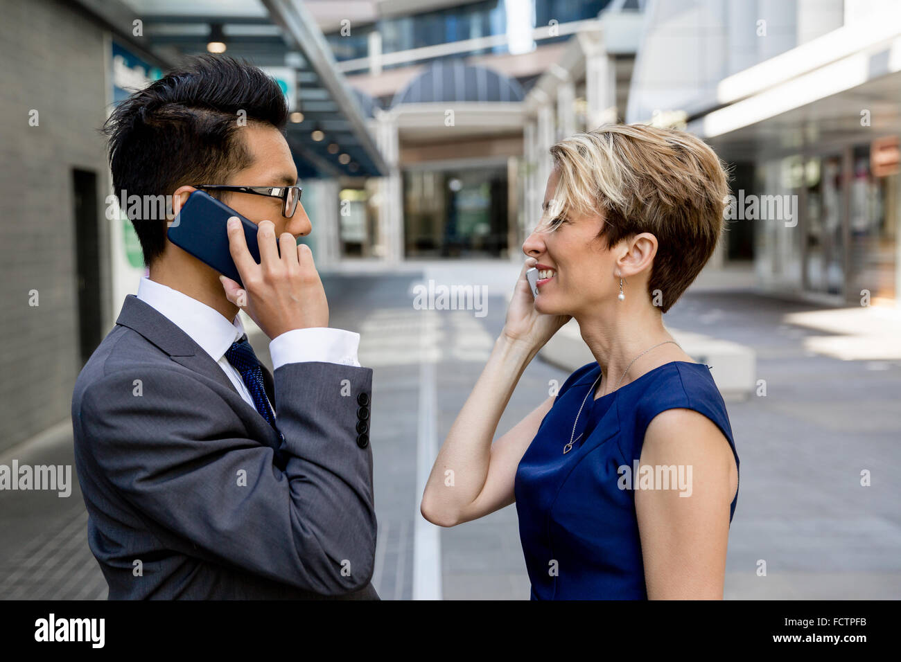 Geschäftsleuten stehen in Stret mit ihren Handys Stockfoto