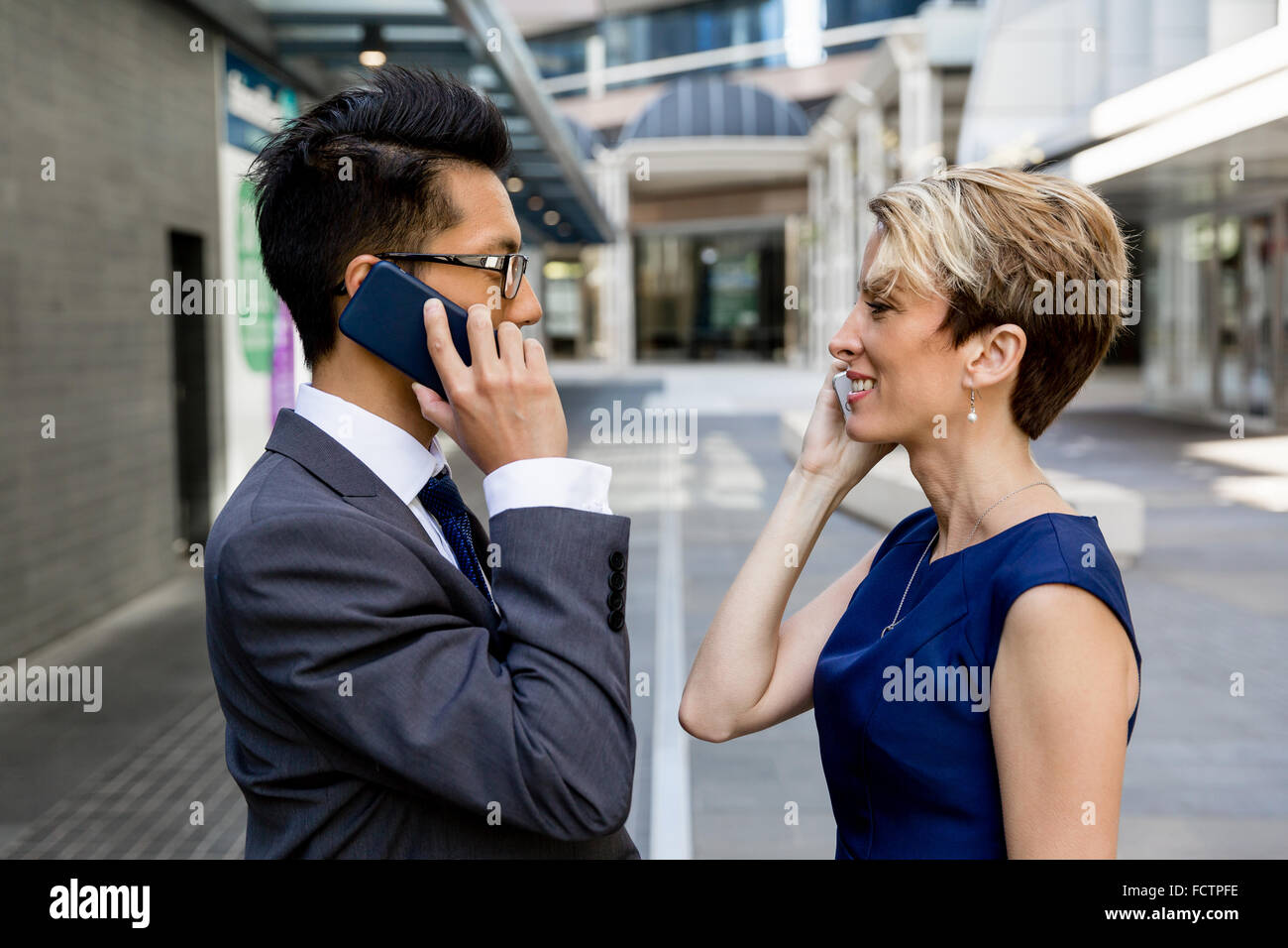 Geschäftsleuten stehen in Stret mit ihren Handys Stockfoto