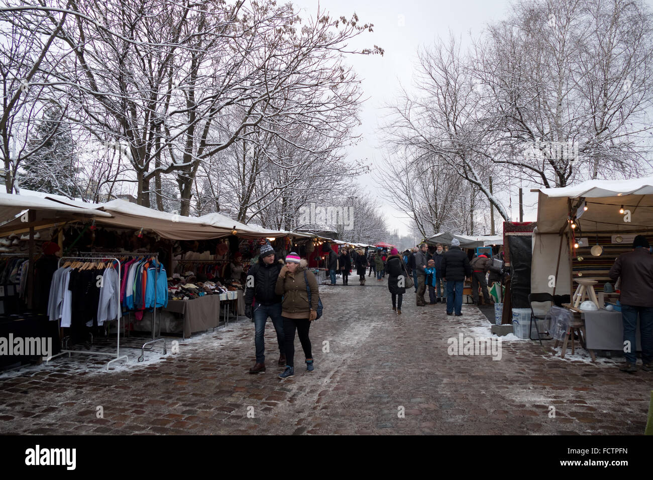 Berlin, deutsche Stadt, Deutschland, Europa. Flohmarkt am Mauerpark mit Menschen beim Einkaufen für alte Souvenirs, gebrauchte Gegenstände, Erinnerungsstücke Stockfoto