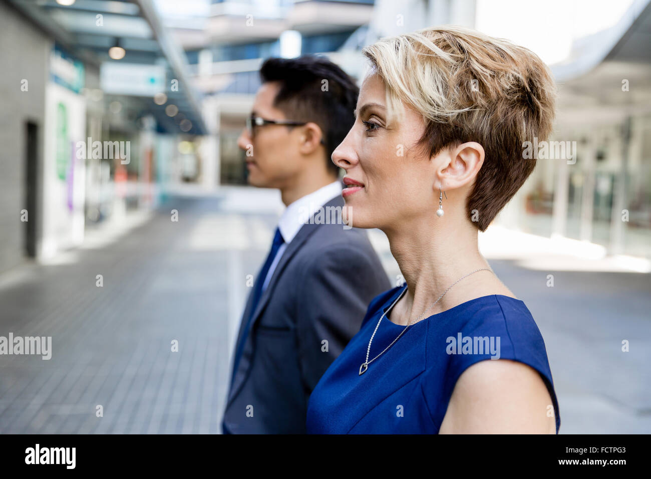 Businessteam Mitglieder stehen nebeneinander im Geschäftsviertel Stockfoto