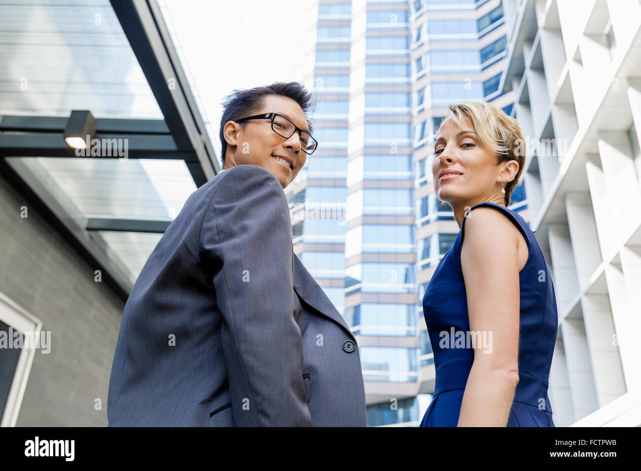 Businessteam Mitglieder stehen nebeneinander im Geschäftsviertel Stockfoto