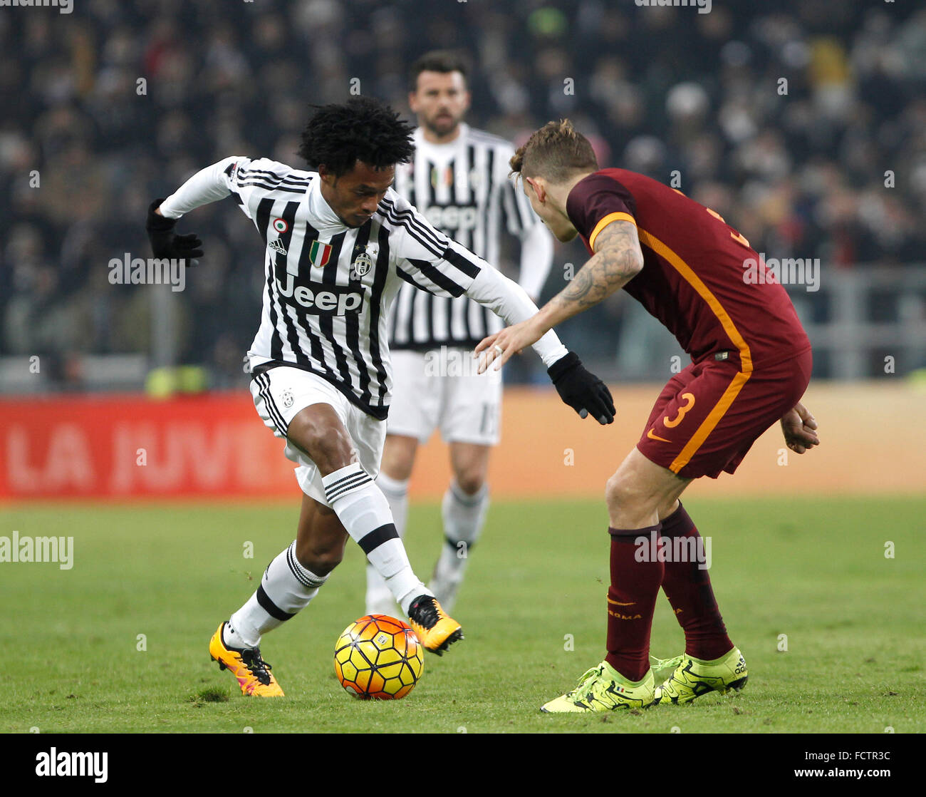 JuventusÕ Juan Cuadrado, wird durch RomaÕs Lucas Digne links, während die italienische Serie A Fußballspiel zwischen Juventus Turin und Roma Juventus Stadium herausgefordert. (Foto: Isabella Bonotto UPDATE / Pacific Press) Stockfoto