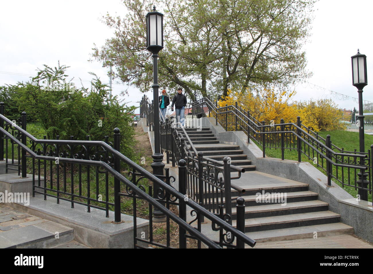 lange Steintreppen mit Laterne und Gitter Dekoration für City Park, Mai 2015, Minsk Stockfoto