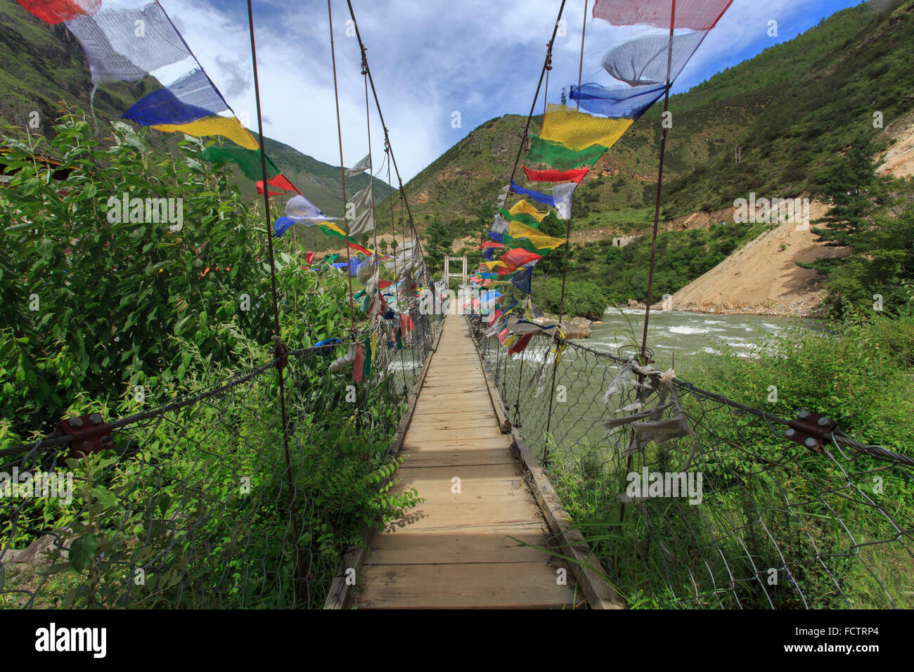 Drahtbrücke und Gebetsfahnen, Bhutan Stockfoto